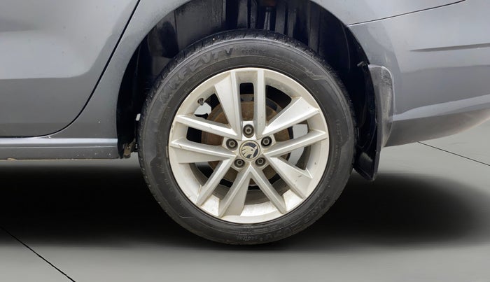 2017 Skoda Rapid STYLE 1.6 MPI AT, Petrol, Automatic, 1,17,571 km, Left Rear Wheel