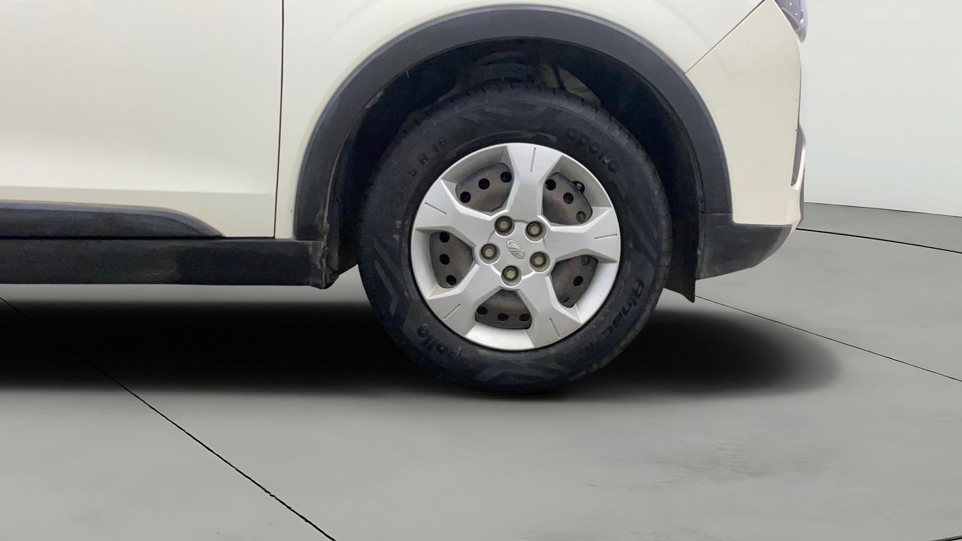 2020 Mahindra XUV300 W6 1.2 PETROL, Petrol, Manual, 15,386 km, Right Front Wheel