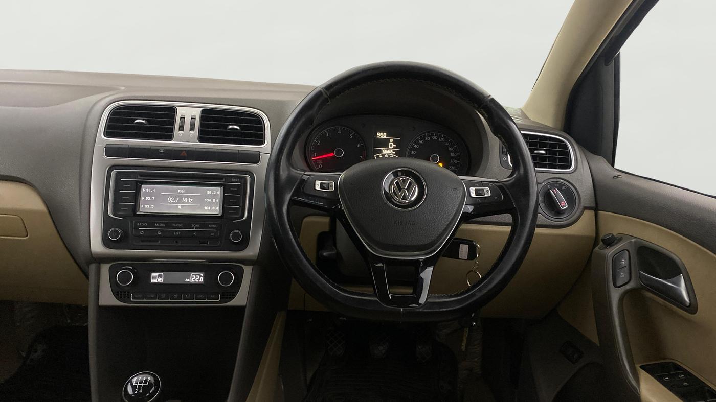 2015 Volkswagen Vento HIGHLINE 1.6 MPI, Petrol, Manual, 78,662 km, Steering Wheel Close Up
