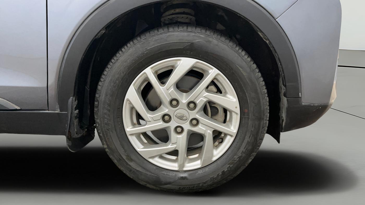 2022 Mahindra XUV300 W8 1.5 DIESEL, Diesel, Manual, 25,448 km, Right Front Wheel