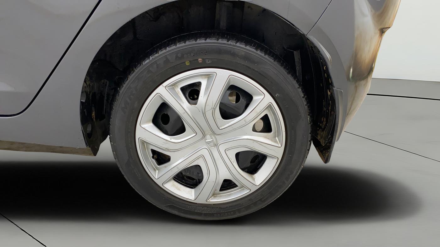 2021 Tata ALTROZ XM PLUS PETROL, CNG, Manual, 56,683 km, Right Rear Wheel