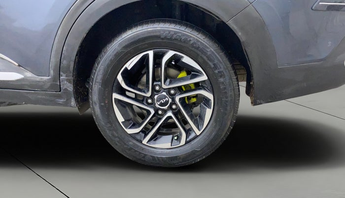 2022 KIA CARENS LUXURY PLUS 1.4 PETROL 7 STR, Petrol, Manual, 30,236 km, Left Rear Wheel