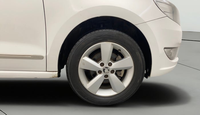 2016 Skoda Rapid AMBITION 1.6 MPI MT, Petrol, Manual, 66,557 km, Right Front Wheel