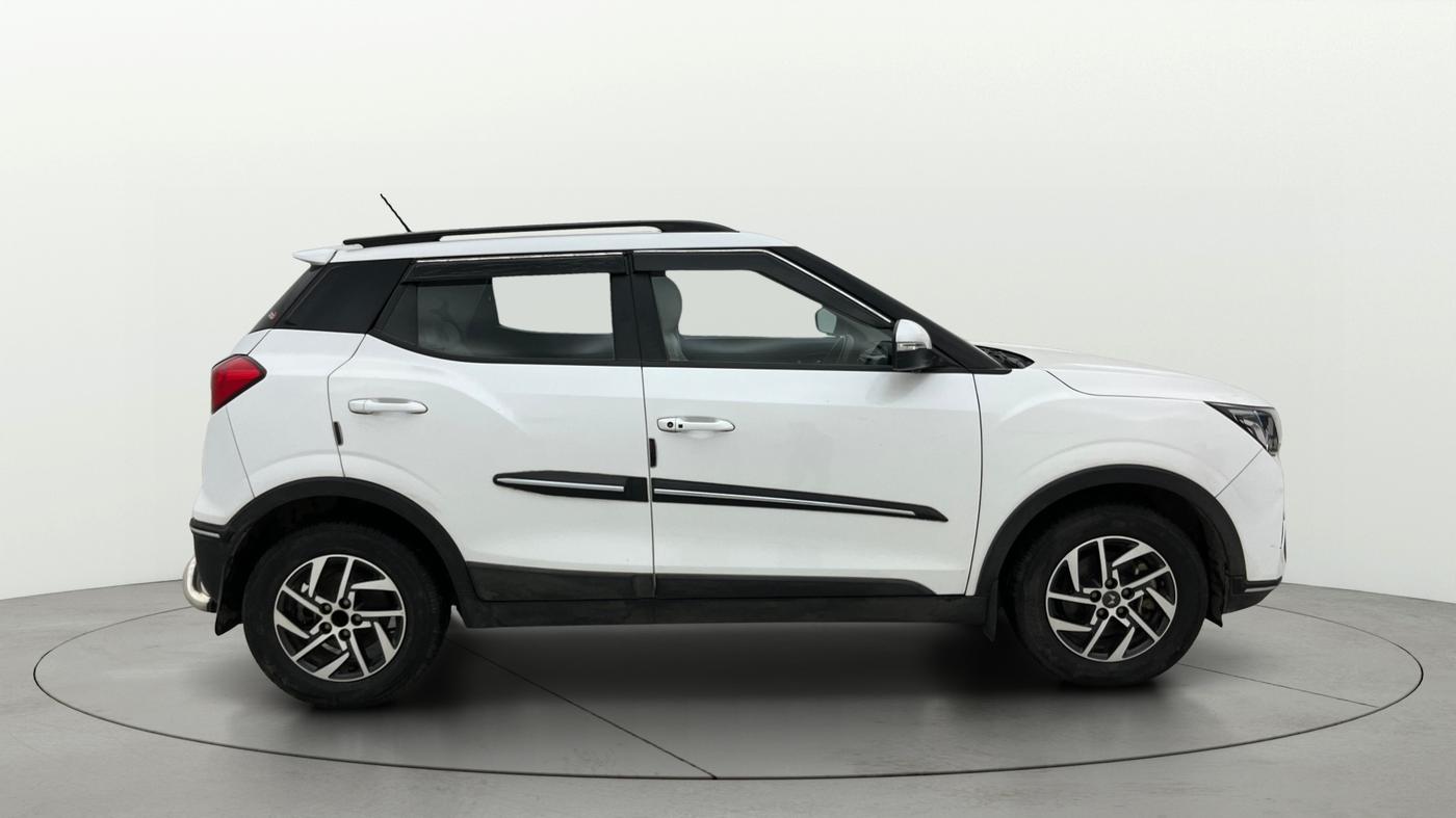 2024 Mahindra XUV300 W8 (O) 1.2 PETROL AMT, Petrol, Automatic, 16,200 km, Right Side View