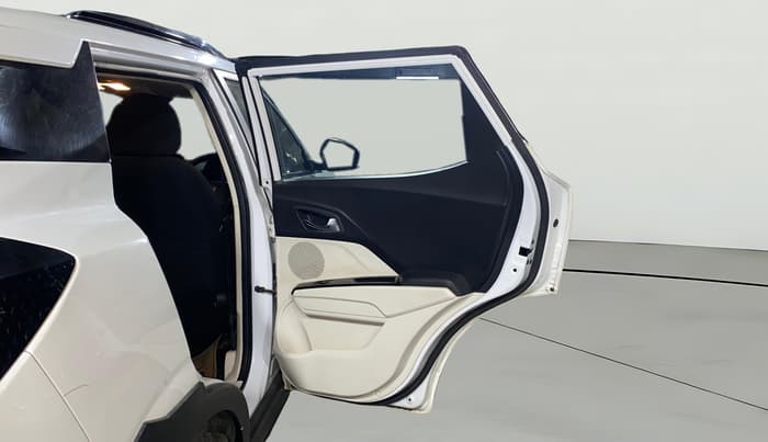 2024 Mahindra XUV 3XO AX5 1.2 L TCMPFI AT, Petrol, Automatic, 31,685 km, RHS Rear Door