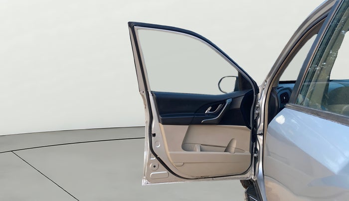 2017 Mahindra XUV500 W6, Diesel, Manual, 1,18,431 km, LHS Front Door