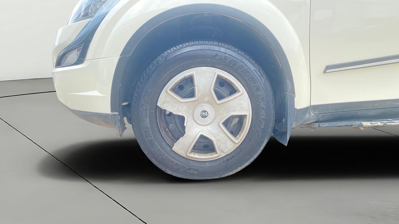 2015 Mahindra XUV500 W6, Diesel, Manual, 1,01,475 km, Left Front Wheel
