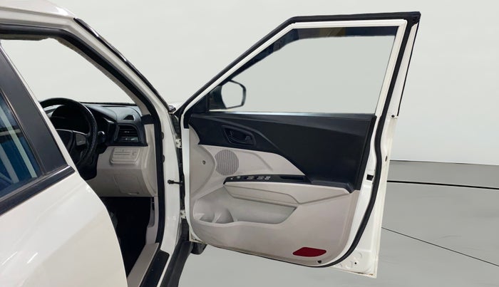 2022 Mahindra XUV300 W6 1.5 DIESEL AMT, Diesel, Automatic, 24,304 km, RHS Front Door