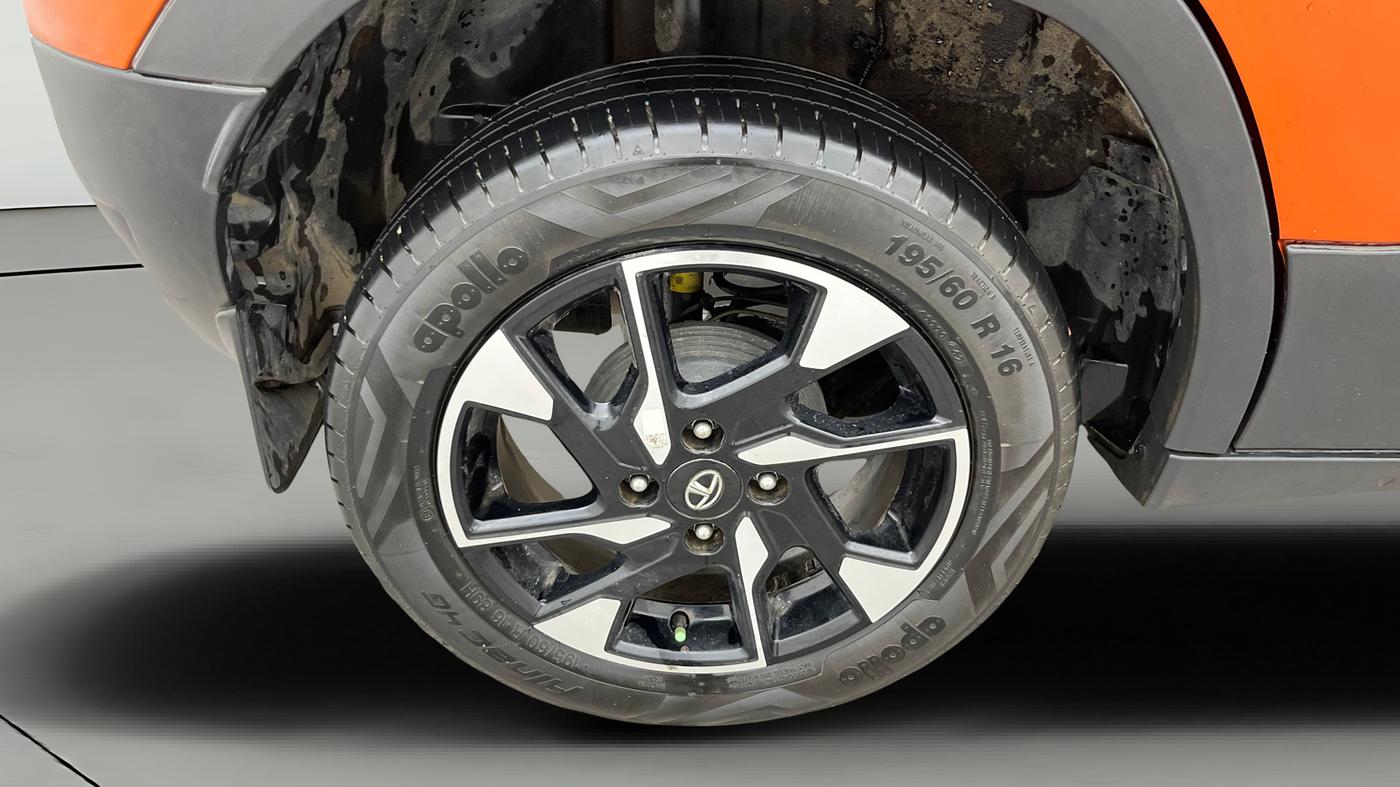 2021 Tata PUNCH CREATIVE AMT 1.2 RTN DUAL TONE, Petrol, Automatic, 15,752 km, Right Rear Wheel