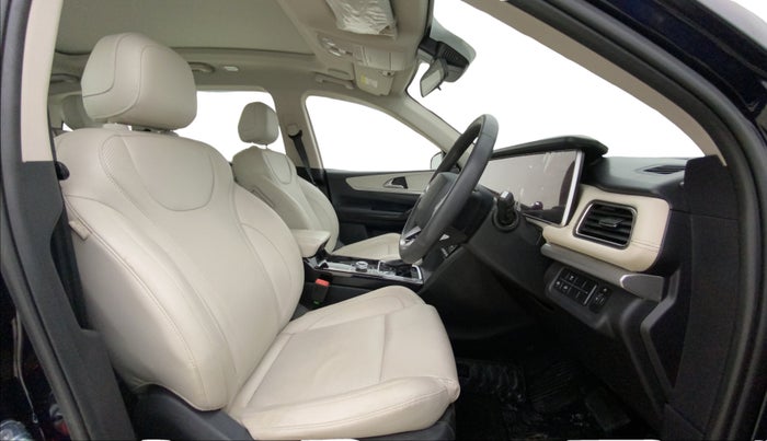 2025 Mahindra XUV700 AX 7 LUXURY D AT 7 STR, Diesel, Automatic, 15,433 km, Right Side Front Door Cabin