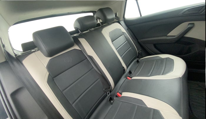 2022 Volkswagen TAIGUN COMFORTLINE 1.0 TSI MT, Petrol, Manual, 93,697 km, Right Side Rear Door Cabin