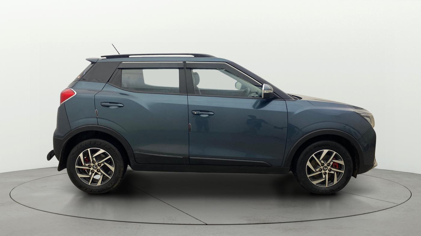 2022 Mahindra XUV300 W8(O) TURBO GDI, Petrol, Manual, 62,530 km, Right Side View