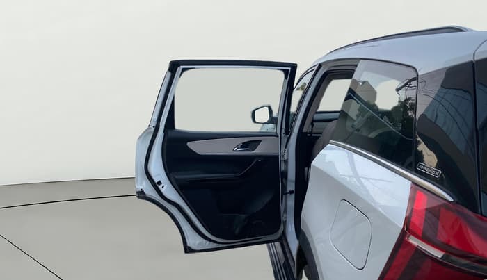 2021 Mahindra XUV700 AX 7 LUXURY D AT 7 STR, Diesel, Automatic, 77,604 km, LHS Rear Door