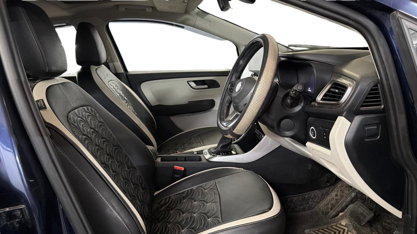 2025 Tata ALTROZ XZA PLUS (O) SUNROOF P , Petrol, Automatic, 11,859 km, Right Side Front Door Cabin