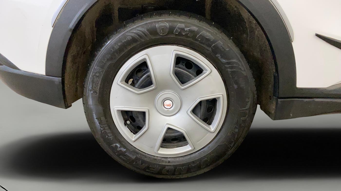 2022 Mahindra XUV700 AX 3 P MT 5 STR, Petrol, Manual, 45,328 km, Right Rear Wheel