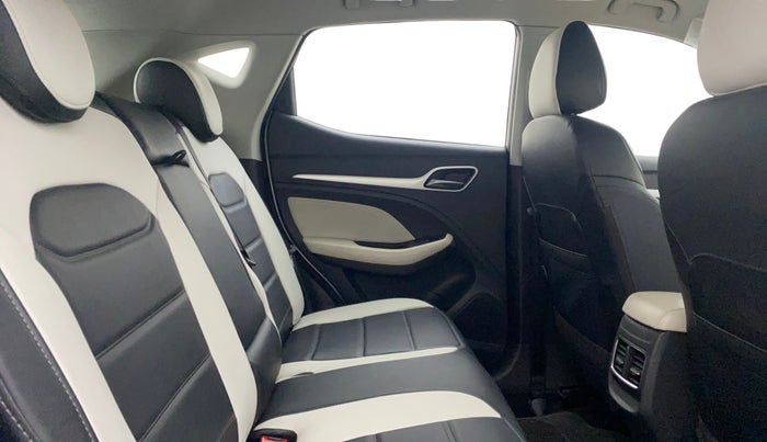 2022 MG ASTOR STYLE 1.5 MT, Petrol, Manual, 11,411 km, Right Side Rear Door Cabin