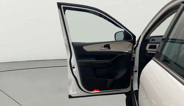 2022 Mahindra XUV700 AX 7 P AT 7 STR, Petrol, Automatic, 18,173 km, LHS Front Door