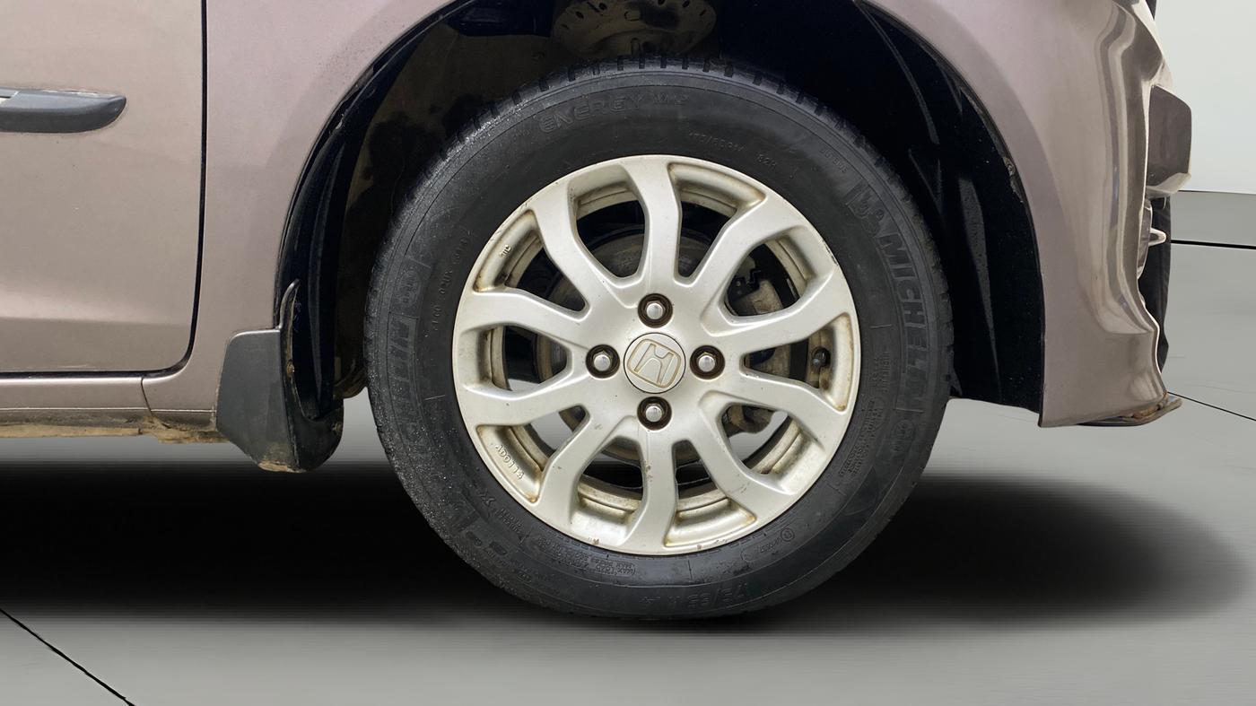 2014 Honda Amaze 1.2L I-VTEC VX AT, Petrol, Automatic, 1,00,402 km, Right Front Wheel