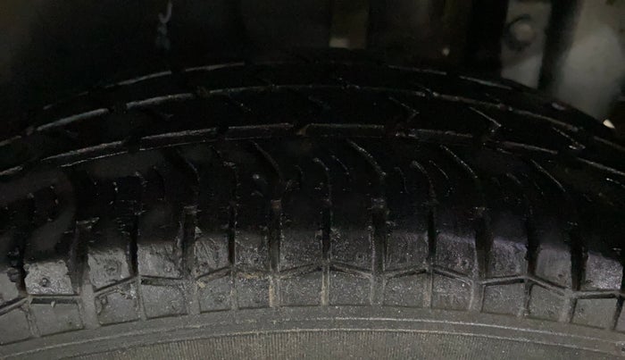 2015 Maruti Swift VXI, Petrol, Manual, 32,808 km, Left Rear Tyre Tread