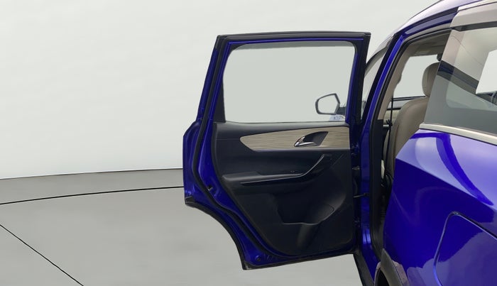 2021 Mahindra XUV700 AX 7 LUXURY P AT 7 STR, Petrol, Automatic, 1,21,757 km, LHS Rear Door