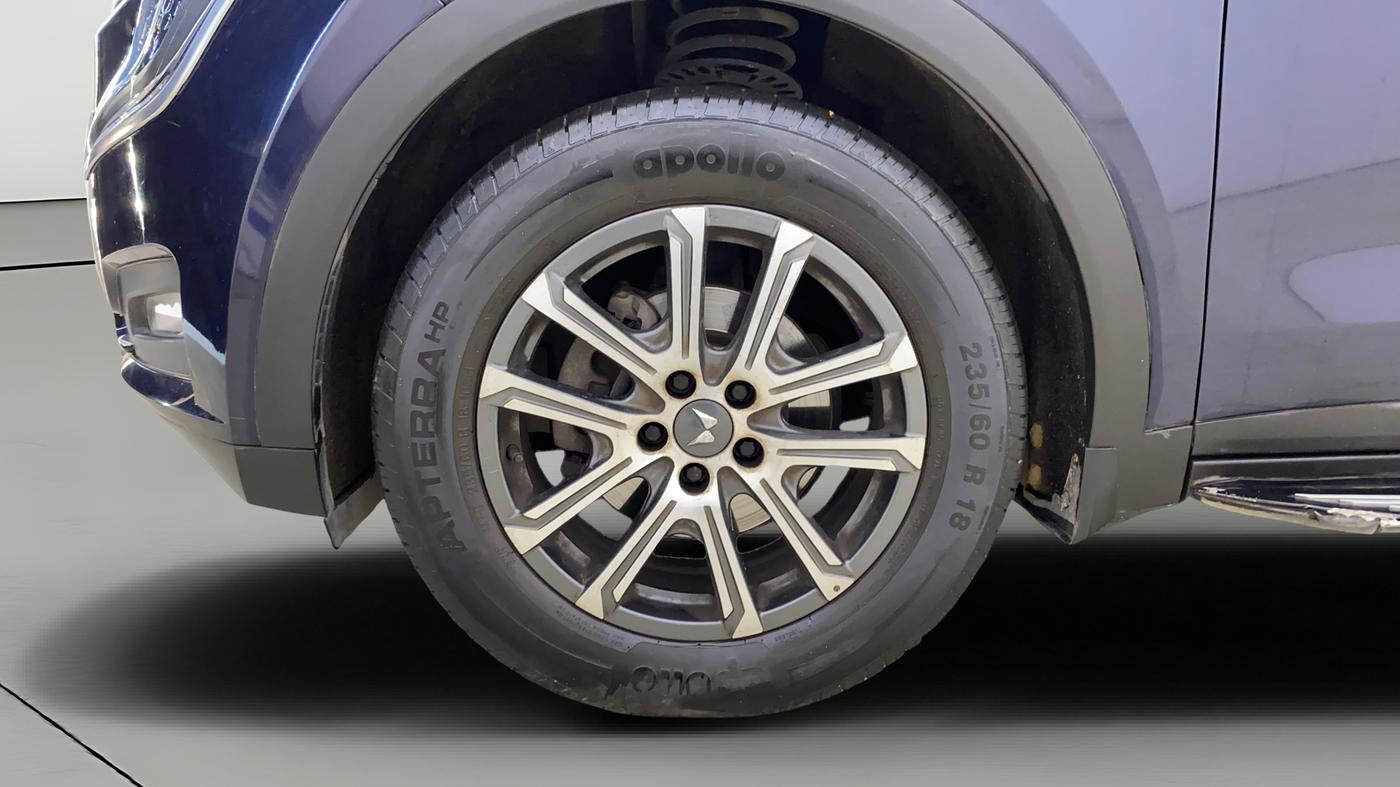 2021 Mahindra XUV700 AX 7 LUXURY P AT 7 STR, Petrol, Automatic, 28,832 km, Left Front Wheel