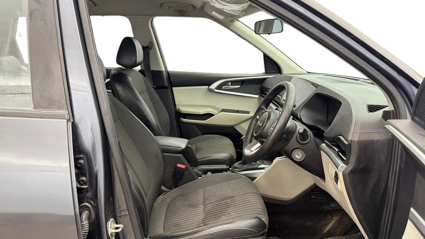 2023 KIA CARENS PRESTIGE 1.5 DIESEL IMT 7 STR, Diesel, Manual, 1,05,054 km, Right Side Front Door Cabin