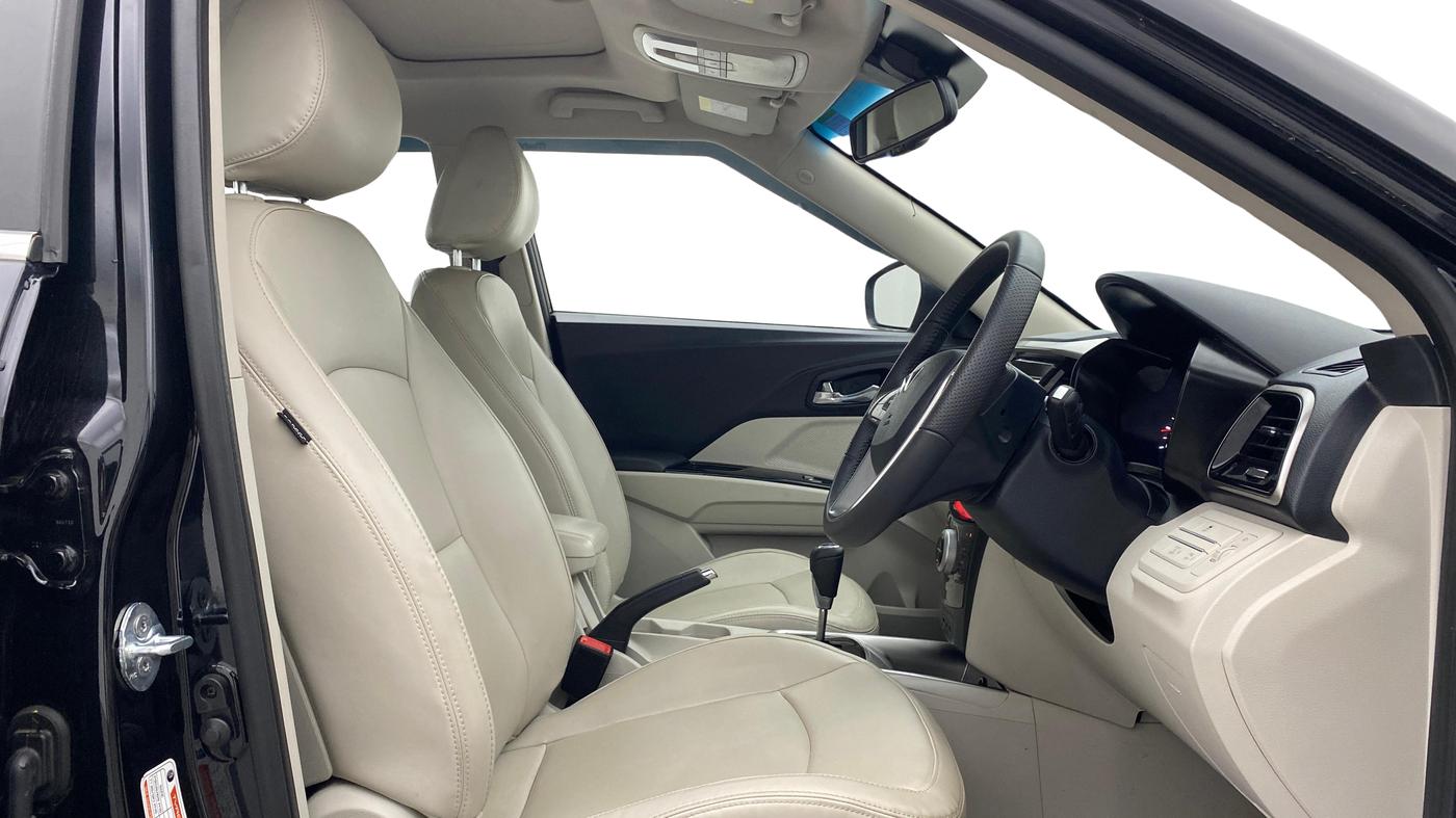 2023 Mahindra XUV300 W8 (O) 1.2 PETROL AMT, Petrol, Automatic, 12,571 km, Right Side Front Door Cabin