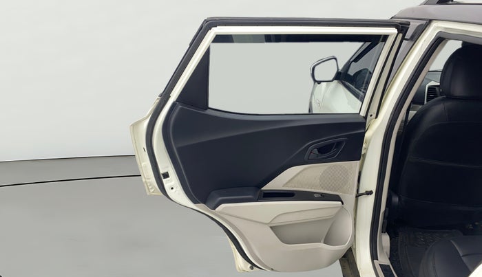 2020 Mahindra XUV300 W6 1.2 PETROL, Petrol, Manual, 53,618 km, LHS Rear Door