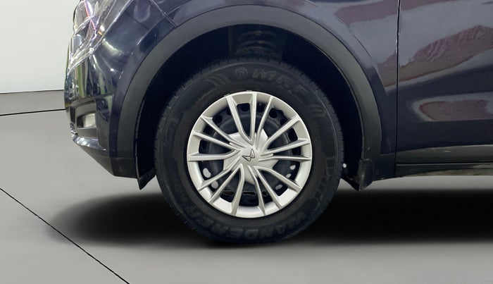 2022 Mahindra XUV700 AX 3 P MT 5 STR, Petrol, Manual, 74,579 km, Left Front Wheel