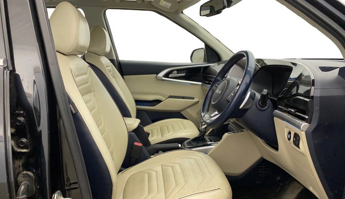 2022 KIA CARENS LUXURY PLUS 1.4 PETROL DCT 7 STR, Petrol, Automatic, 82,165 km, Right Side Front Door Cabin