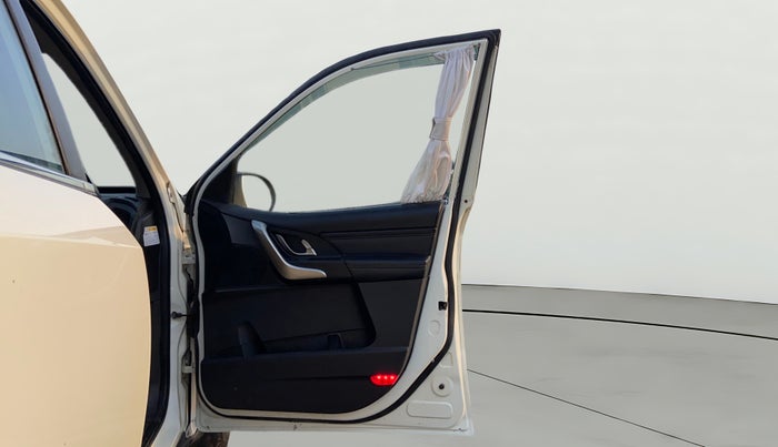 2018 Mahindra XUV500 W11 AT, Diesel, Automatic, 1,03,757 km, RHS Front Door