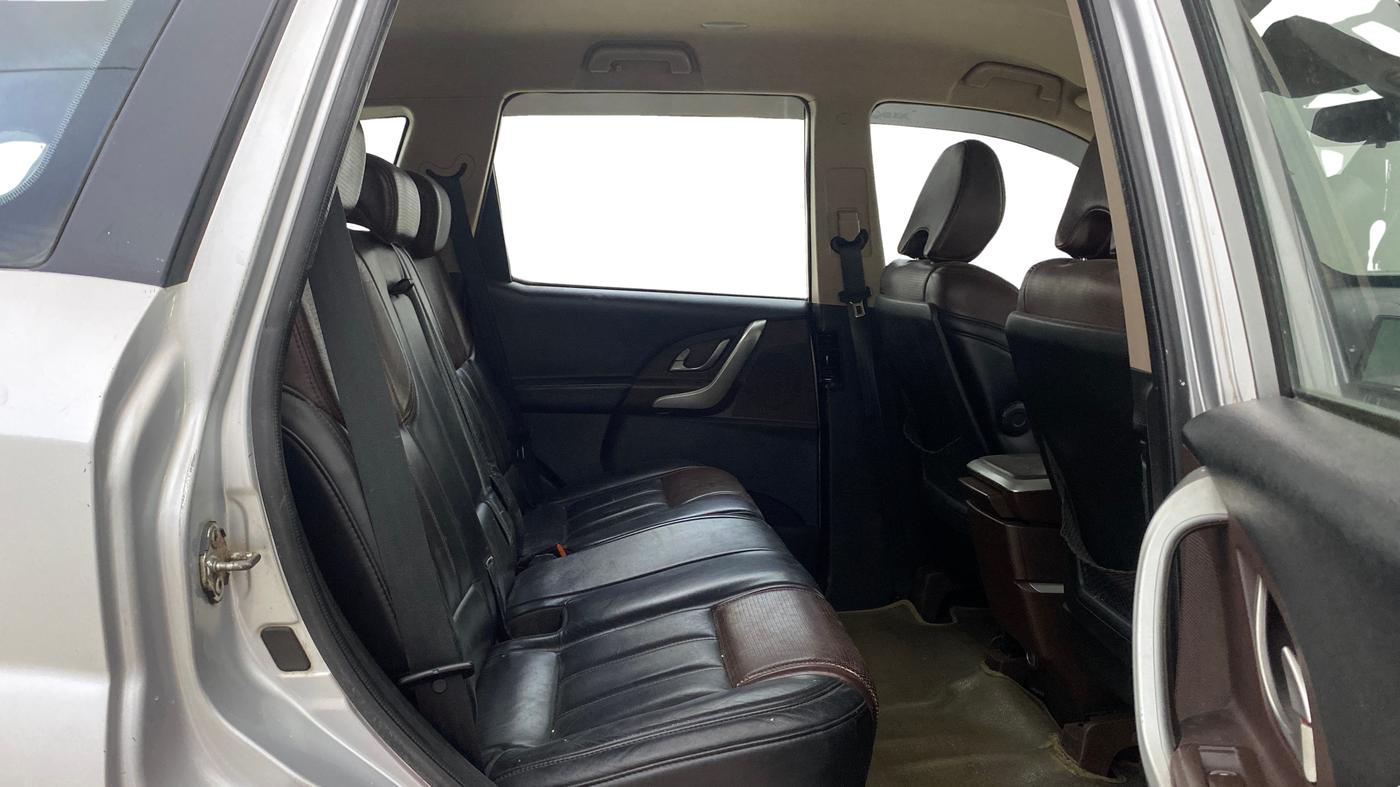 2014 Mahindra XUV500 W8, Diesel, Manual, 1,41,065 km, Right Side Rear Door Cabin