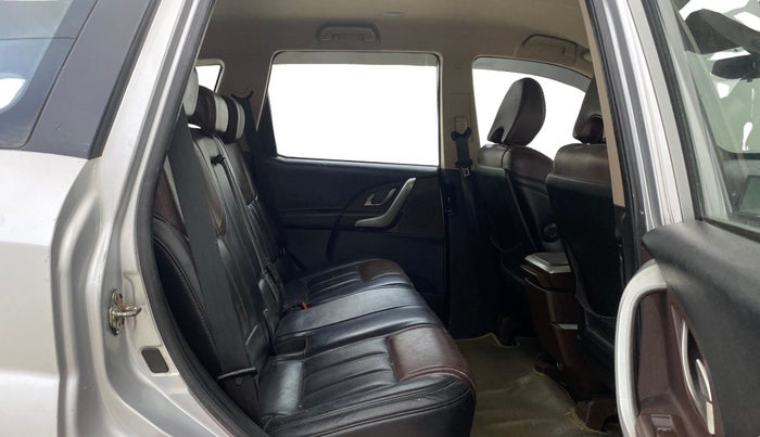 2014 Mahindra XUV500 W8, Diesel, Manual, 1,41,065 km, Right Side Rear Door Cabin