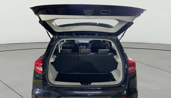 2024 Mahindra XUV300 W8 1.2 PETROL, Petrol, Manual, 1,084 km, Boot Open Zoomed View