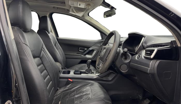 2020 Tata Harrier XT PLUS 2.0L KRYOTEC DARK EDITON, Diesel, Manual, 1,24,567 km, Right Side Front Door Cabin