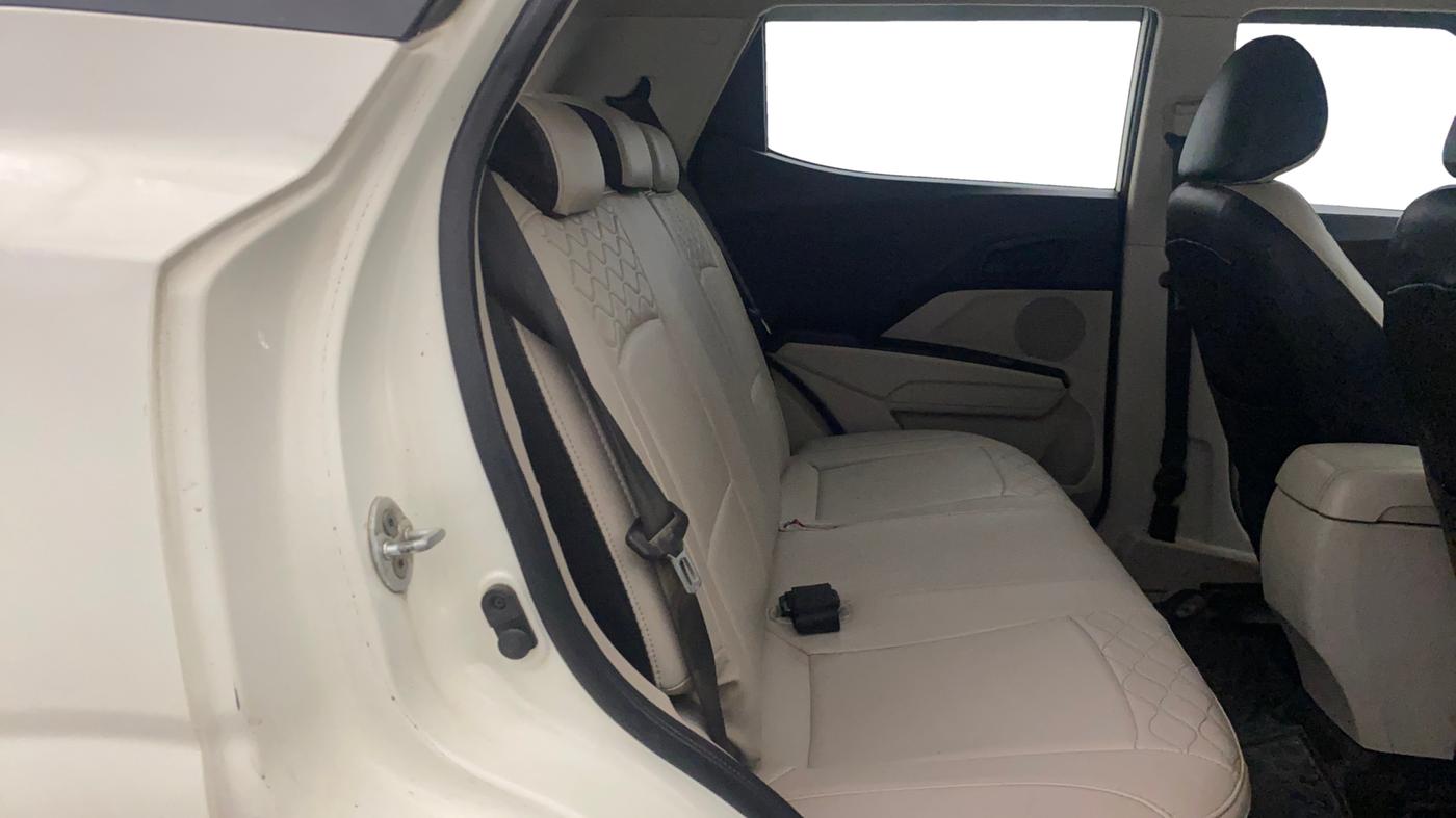 2020 Mahindra XUV300 W6 1.2 PETROL, Petrol, Manual, 1,23,203 km, Third Seat Row ( optional )
