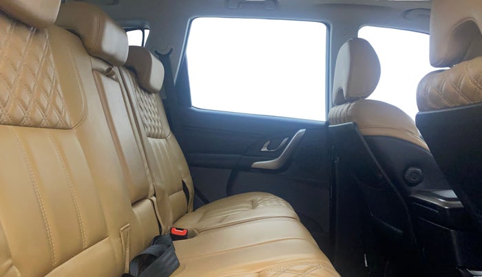 2018 Mahindra XUV500 W11 (O) AT, Diesel, Automatic, 24,675 km, Right Side Rear Door Cabin