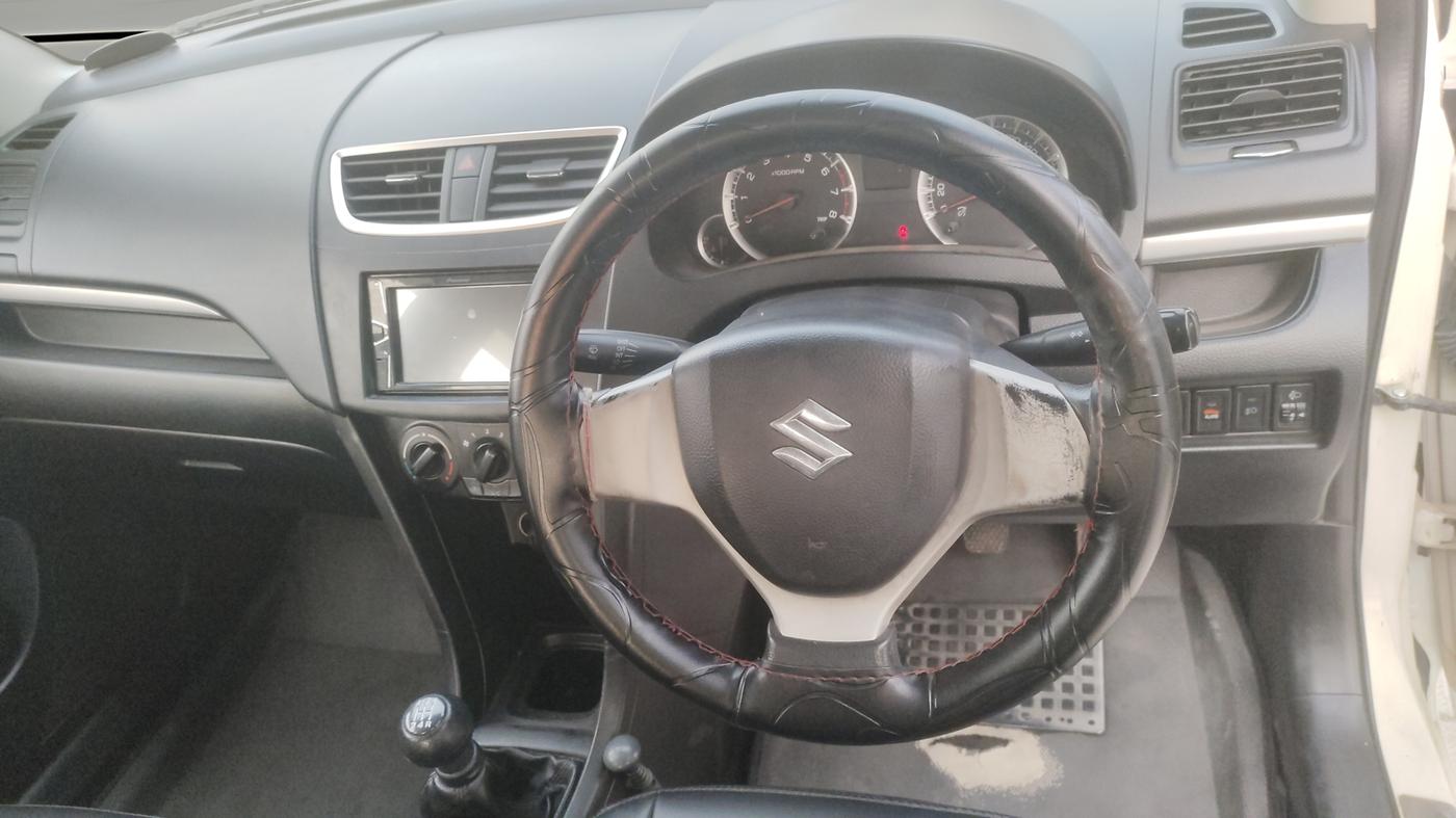 2014 Maruti Swift VXI, Petrol, Manual, 95,449 km, Steering Wheel Close Up