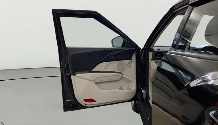 2023 Mahindra XUV300 W4 1.2 PETROL, Petrol, Manual, 30,416 km, LHS Front Door
