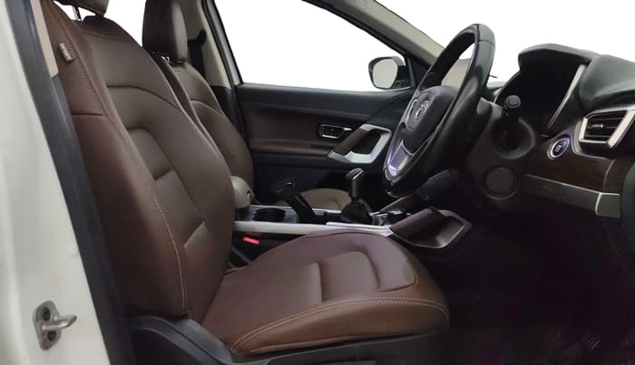 2021 Tata Harrier XZ 2.0L, Diesel, Manual, 1,20,404 km, Right Side Front Door Cabin