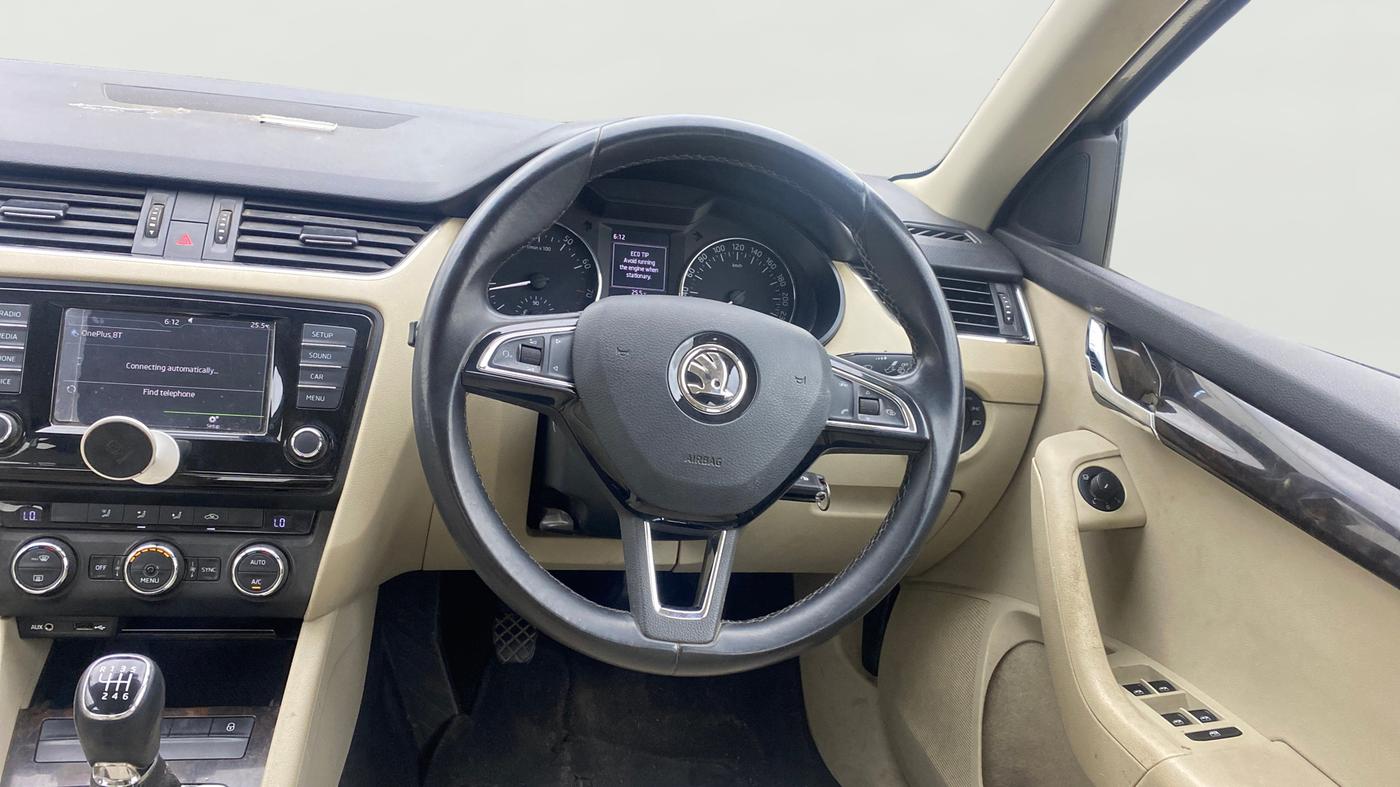 2016 Skoda Octavia AMBITION 1.4 TSI, Petrol, Manual, 63,999 km, Steering Wheel Close Up