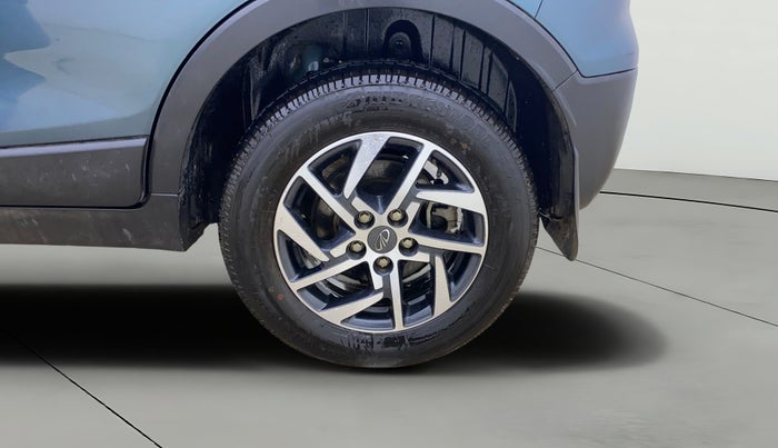 2022 Mahindra XUV300 W8 (O) 1.2 PETROL AMT, Petrol, Automatic, 26,264 km, Left Rear Wheel