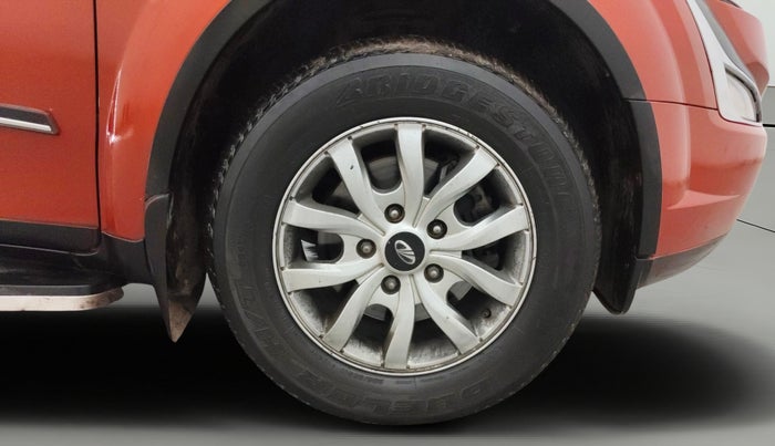 2017 Mahindra XUV500 W9, Diesel, Manual, 1,40,263 km, Right Front Wheel