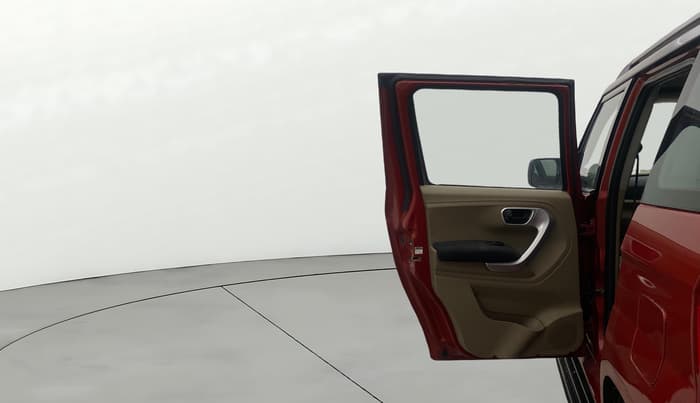 2018 Mahindra TUV300 T10 DUAL TONE, Diesel, Manual, 1,14,191 km, LHS Rear Door