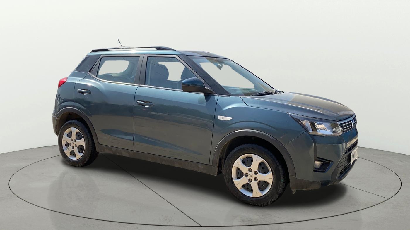 2023 Mahindra XUV300 W6 1.2 PETROL AMT, Petrol, Automatic, 43,246 km, Right Front Diagonal