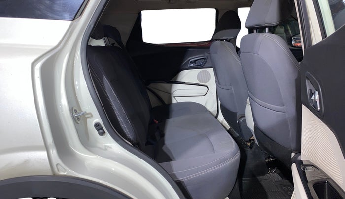 2023 Mahindra XUV300 W8 1.2 PETROL, Petrol, Manual, 22,230 km, Right Side Rear Door Cabin