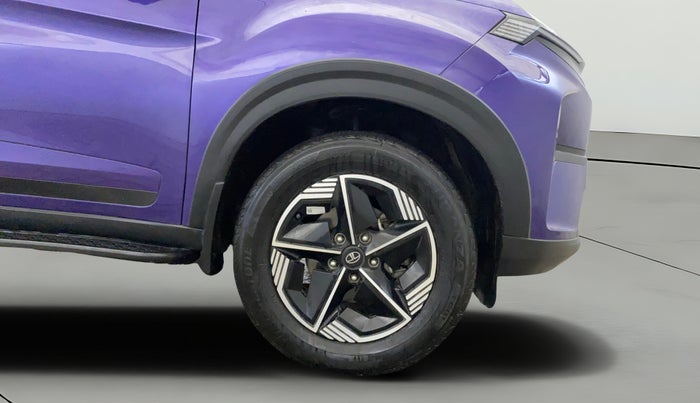 2023 Tata NEXON FEARLESS + SUNROOF DCA DUAL TONE 1.2 PETROL, Petrol, Automatic, 33,711 km, Right Front Wheel