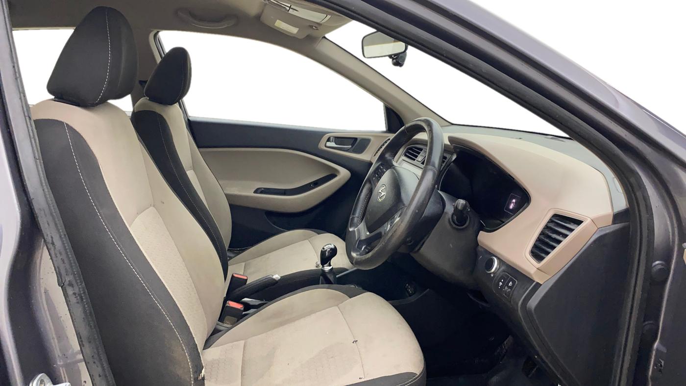 2016 Hyundai Elite i20 ASTA 1.2, CNG, Manual, 1,38,729 km, Right Side Front Door Cabin