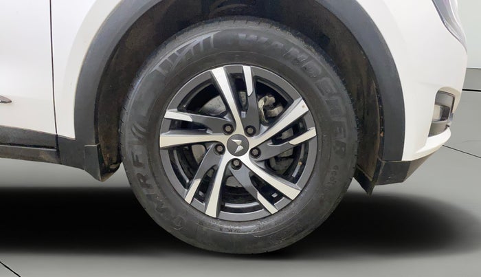 2022 Mahindra XUV700 AX 5 P MT 5 STR, Petrol, Manual, 52,998 km, Right Front Wheel