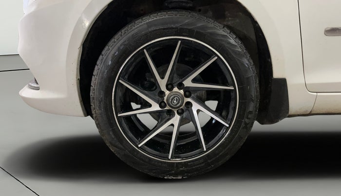 2016 Maruti Swift Dzire LXI (O), CNG, Manual, 46,710 km, Left Front Wheel